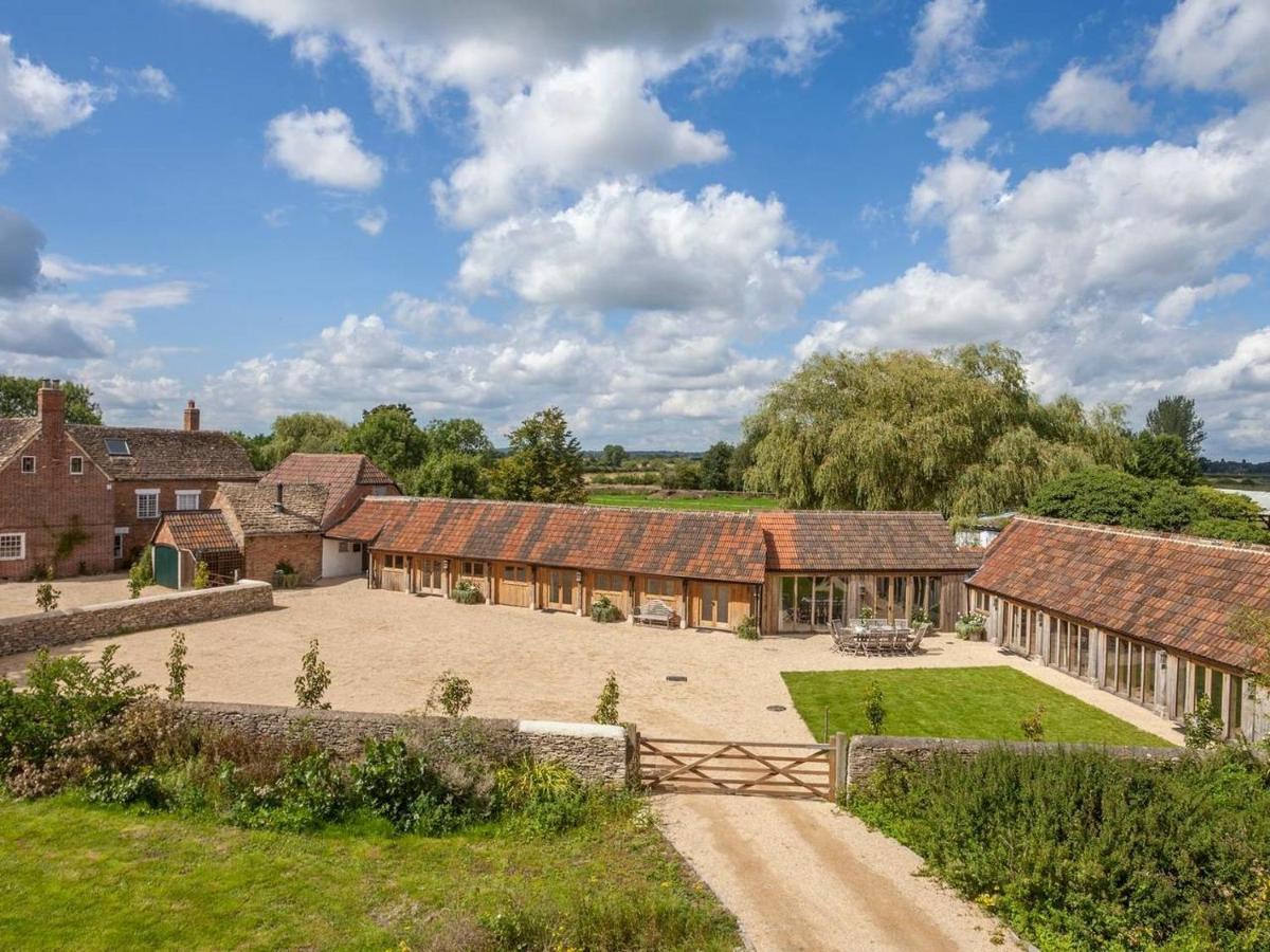 Вилла The Cowsheds Brinkworth Экстерьер фото